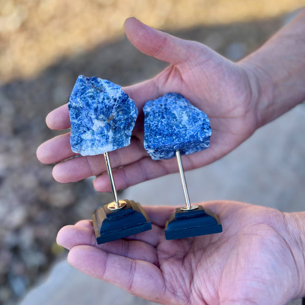 Sodalite Geode/Crystal on Stand Z9001-C216